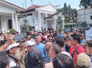 Massa pedagang Pasar Bogor memadati halaman Balaikota dalam aksi penolakan rencana pembangunan pasar baru.
