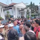 Massa pedagang Pasar Bogor memadati halaman Balaikota dalam aksi penolakan rencana pembangunan pasar baru.