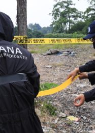 Kementerian Lingkungan Hidup menyegel lokasi yang diduga tercemar kandungan Cs-137 di kawasan Cikande, Serang, Banten, Rabu (8/10/2025). (Dok.Foto: KLH)