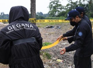 Kementerian Lingkungan Hidup menyegel lokasi yang diduga tercemar kandungan Cs-137 di kawasan Cikande, Serang, Banten, Rabu (8/10/2025). (Dok.Foto: KLH)